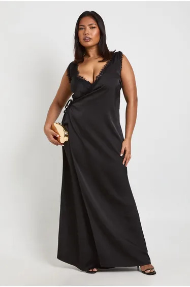 فستان ماكسي ساتان بتصميم لف بحواف دانتيل لون أسود - للمقاسات الكبيرة