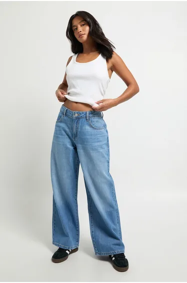 Petite Boohoo Basics Mid Waist Boyfriend Jean - mid blue