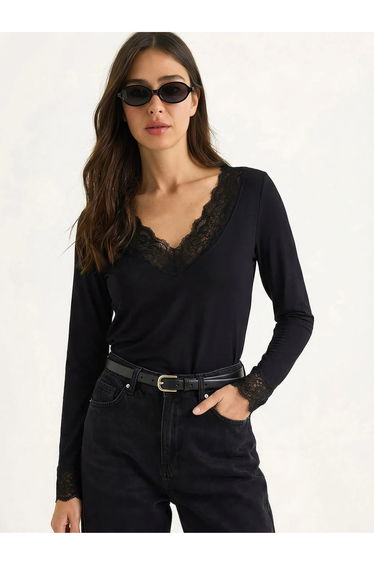 LUCCI Lace Detailed V-Neck Blouse