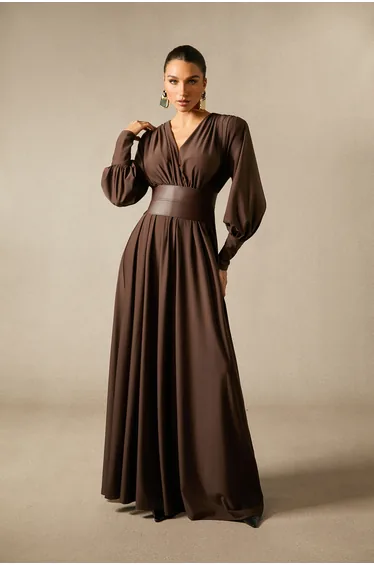 فستان ماكسي بأكمام طويلة بياقة عميقة