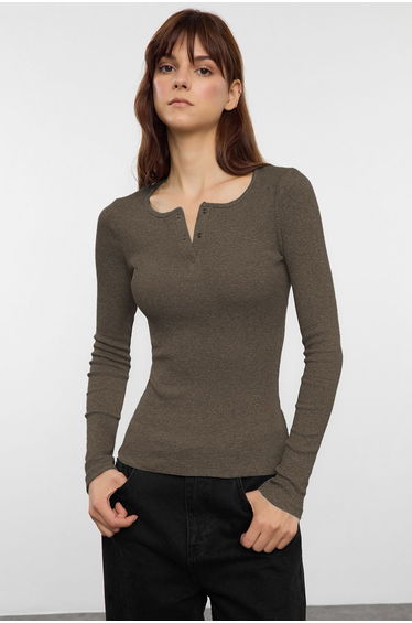 Stone Snap Fitted/Body-Sit Ribbed Flexible Knitted Blouse