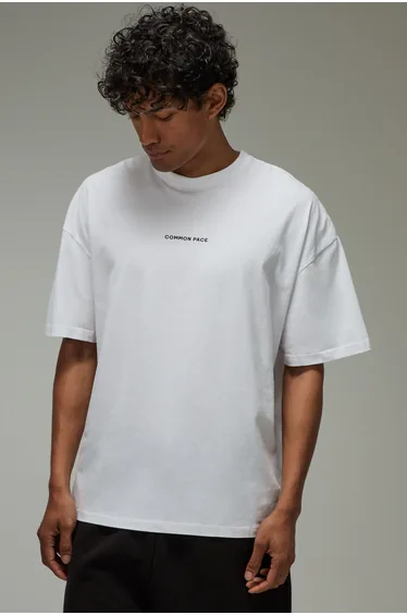 تيشيرت بوهو أبيض بأكمام متوسطة الطول