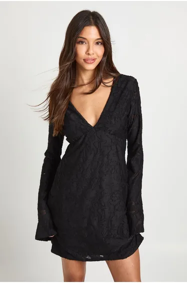فستان شبه شفاف بأكمام بحافة واسعة بطبعة أزهار - أسود