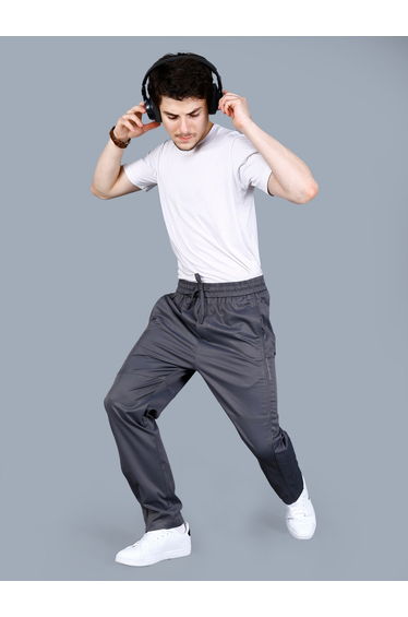 Men Solid Pants with Zip Pocket
