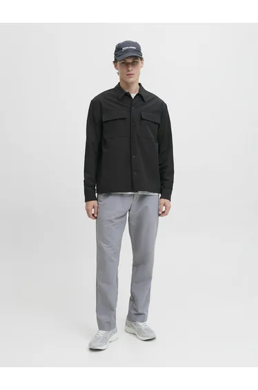 قميص أسود بأكمام طويلة