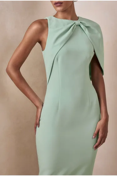 فستان ماكسي بياقة غير متناظرة بأكمام كاب - أخضر