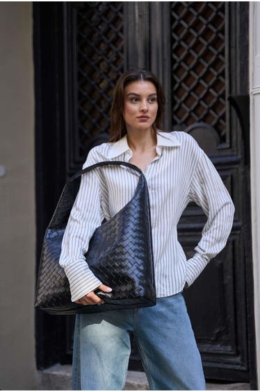 Black Knitted Patterned Shoulder Bag – Elegant & Luxurious Look