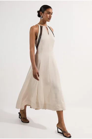 فستان ماكسي بتداخل كتان بحواف دانتيل