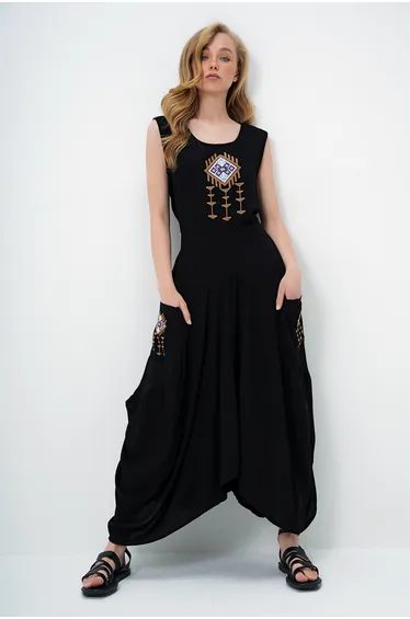 فستان تريند ألاكاتي ستايل أسود ماكسي على شكل حرف A