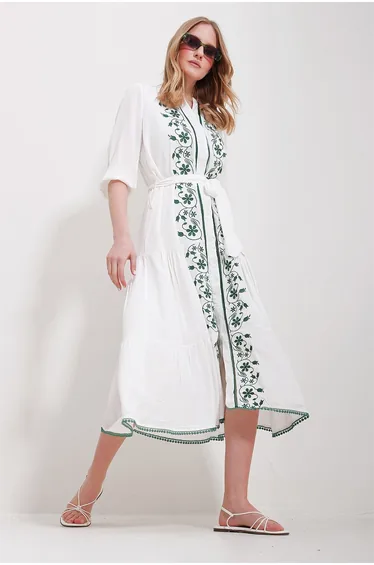 فستان ماكسي بكشكش بأزرار بتطريز - أبيض