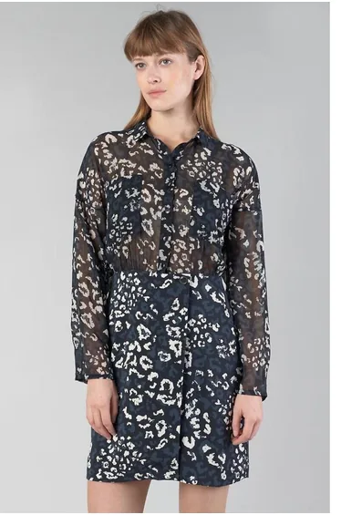 فستان قصير بأكمام طويلة بطبعة 