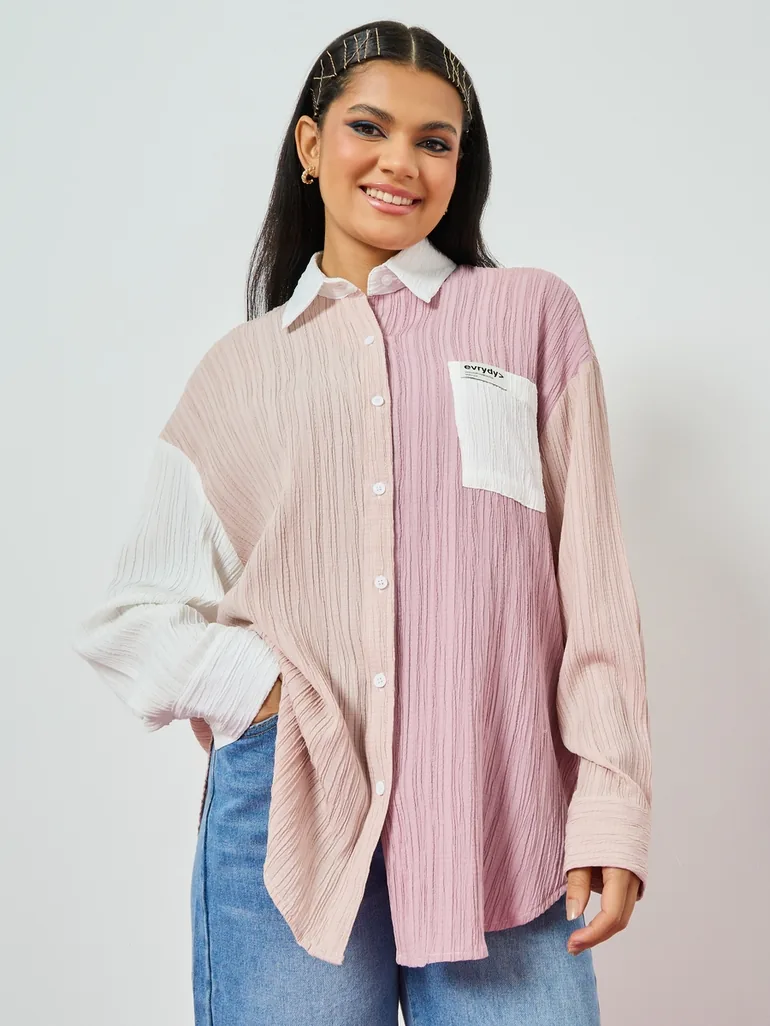 قميص بتصميم واسع بأكتاف منسدلة