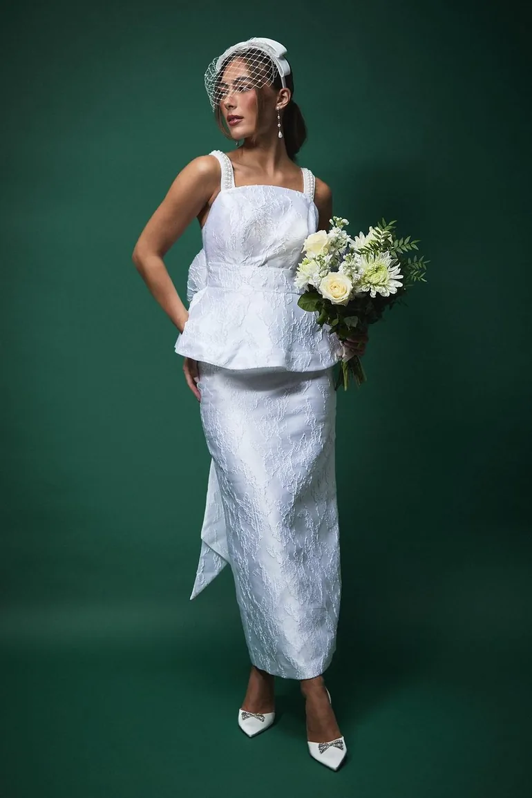 بلوزة زفاف بكشكش بيبلوم بفيونكة بحمالات مزينة