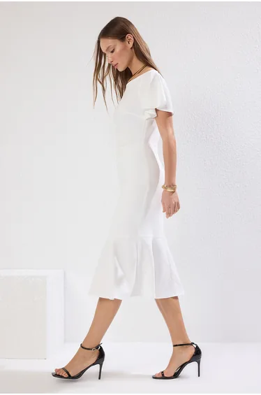 فستان أبيض ميداكسي بقصة ضيقة