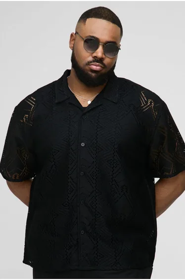 قميص كروشية بتصميم واسع بشعار مطرز لون أسود - للمقاسات الكبيرة