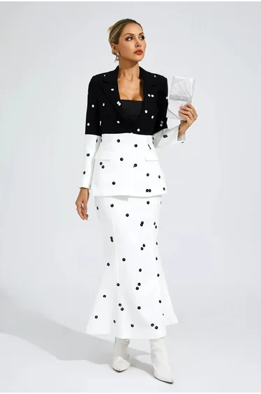 طقم باللون الأبيض