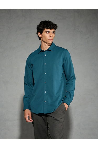 Solid Spread Collar Buttoned Shirt