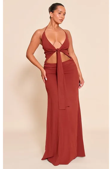 فستان ماكسي ساتان بثنيات أمامية بياقة هالتر لون أحمر - للمقاسات الممتلئة