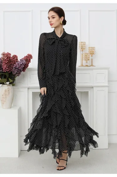 فستان ماكسي شيفون بكشكش بفيونكة بطبعة منقطة لون أسود