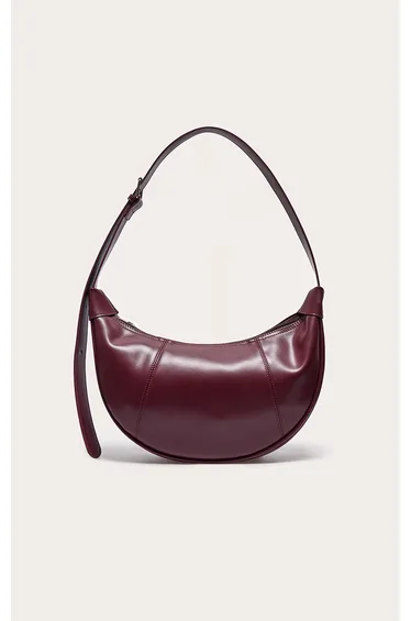 حقيبة كتف باللون الأحمر