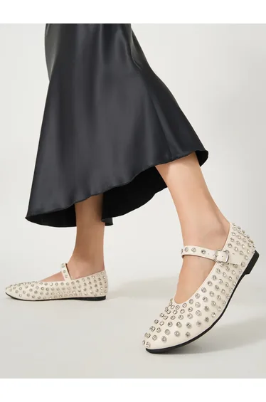 حذاء بالية بمقدمة مدببة ببكلة إغلاق مزين بقطع معدنية