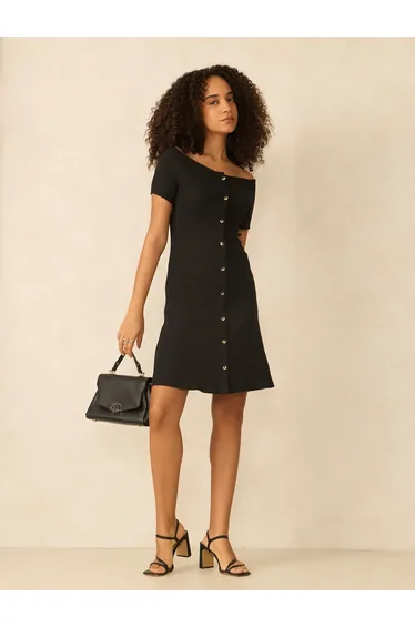 فستان أسود قصير بقصة مستقيمة بلا أكتاف