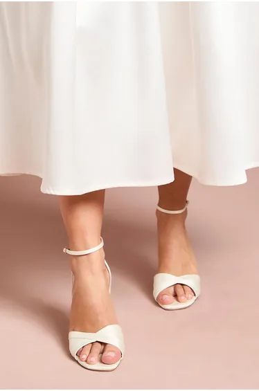 صندل زفاف ساتان بتصميم متقاطع بكعب عالي رفيع