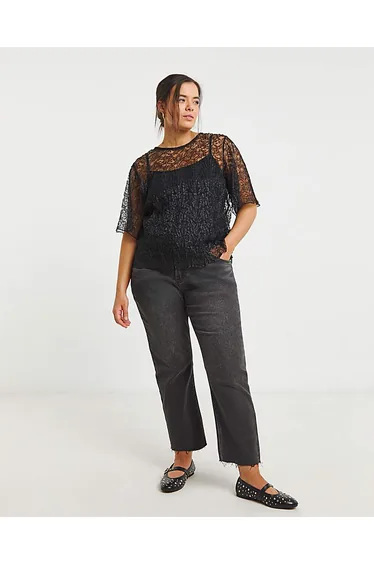 بلوزة بدانتيل بقصة عريضة