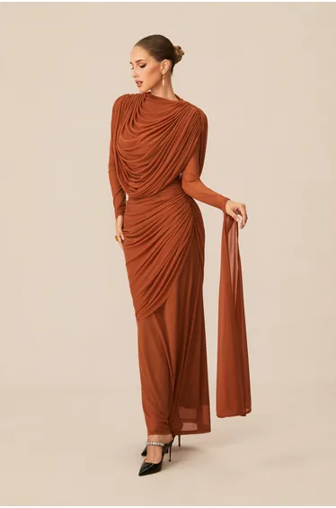 فستان ماكسي بأكمام طويلة بياقة منسدلة