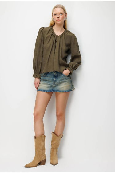 MIXRAY Textured Button-Up Crew Neck Blouse