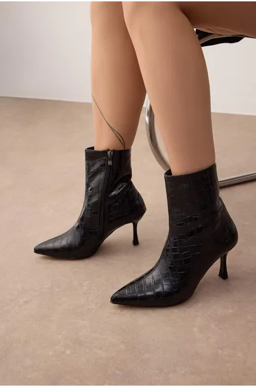 بوت ترينديول باللون الأسود