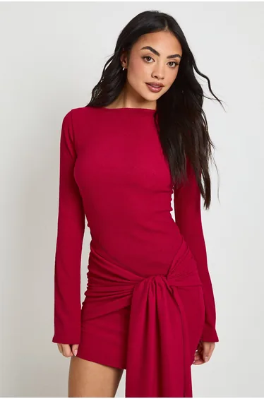 فستان قصير بربطة بتصميم لف - أحمر