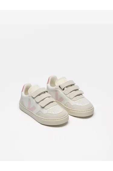 حذاء رياضي (تراينرز) فيجا باللون الأبيض