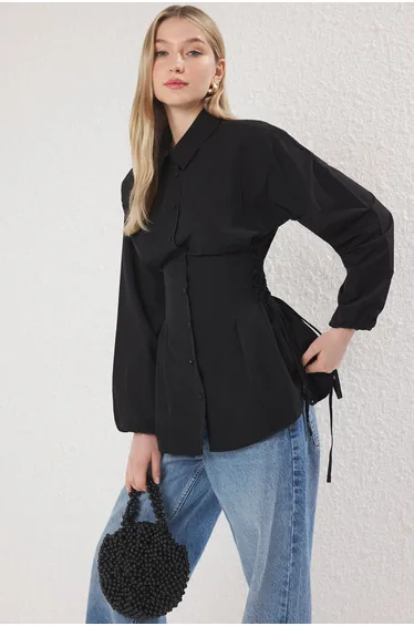 قميص بتداخل دانتيل لون أسود