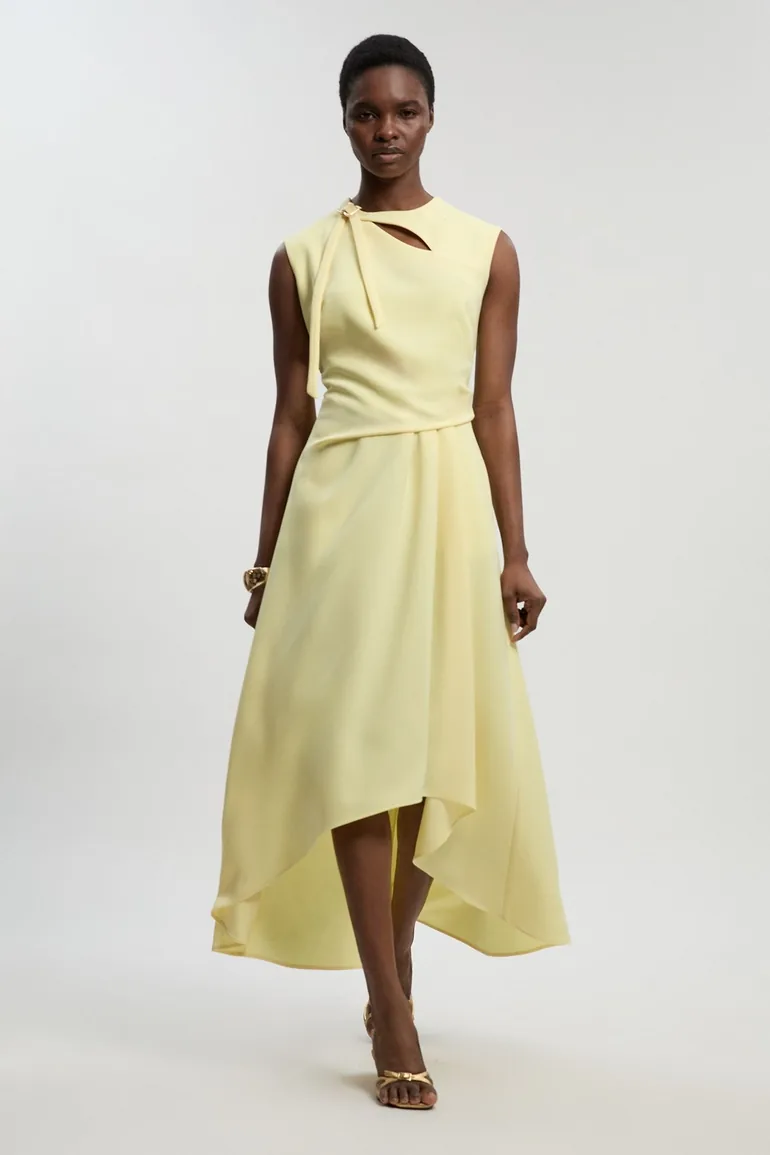 فستان بياقة بثنيات