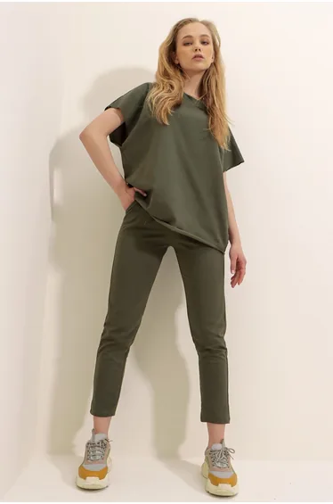 بدلة رياضة كوردروي بياقة دائرية