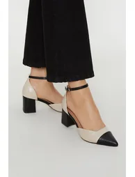 حذاء كعب بمفدمة مدببة 