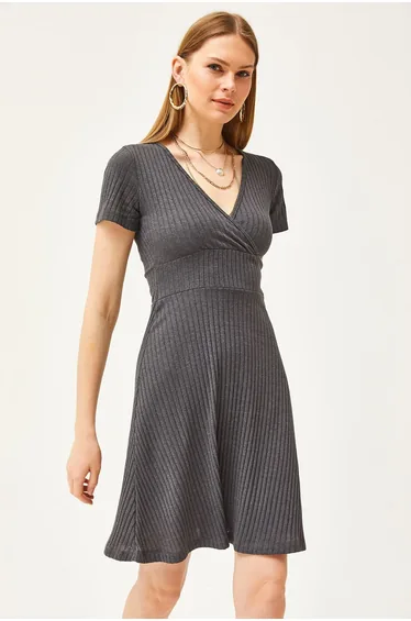 فستان قصير بأكمام قصيرة بأزرار مزدوجة بحافة واسعة 