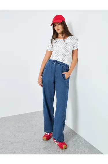 Women Barrel Fit Jeans with Cut and Sew Panel