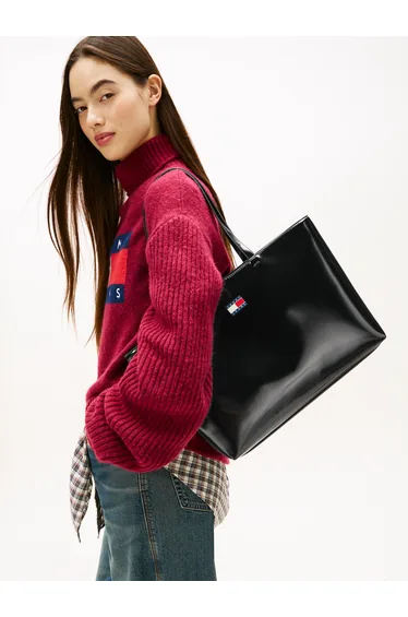 حقيبة كتف تومي هيلفيغر باللون الأسود