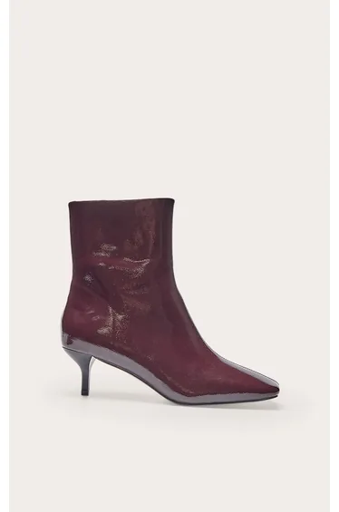 بوت بريتي ليتل ثينق باللون البني