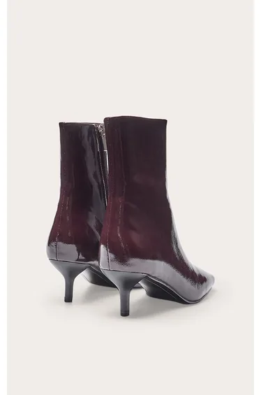 بوت بريتي ليتل ثينق باللون البني