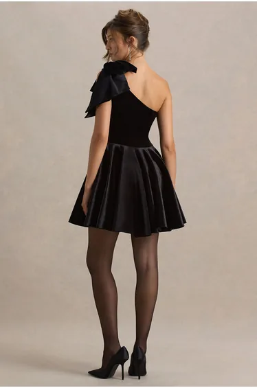 فستان قصير مخمل بفيونكة بياقة غير متناظرة - أسود