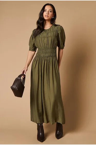 فستان ميداكسي بصدر مزموم بأكمام منفوخة