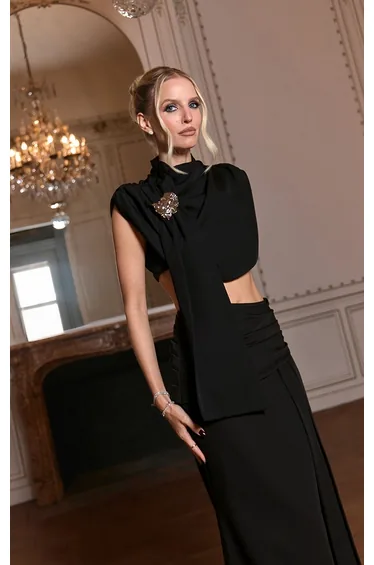 توب بريتي ليتل ثينق أسود قصير بلا أكمام