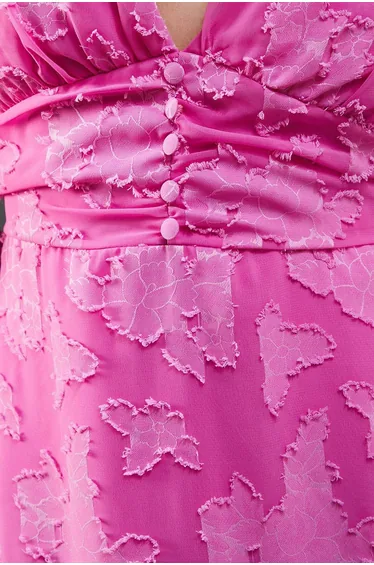 فستان شيفون شبه شفاف مزموم بكشكش بيبلوم بصدر مفصل بياقة عميقة