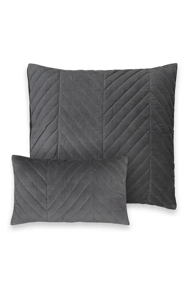 غطاء وسادة مبطن بدرزات لون رمادي بطبعة شعار