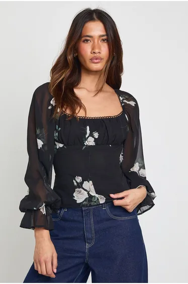 تيشيرت بوهو أسود بطبعة أزهار بأكمام طويلة