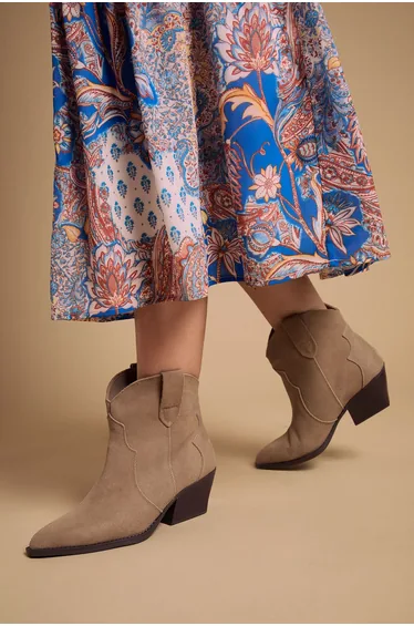 بوت اويسيس باللون البيج