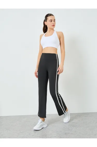 Women White Solid Strappy Back Sports Bra